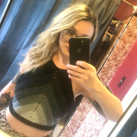🖤 Handmade Crochet Halter Crop Top. - Picture 2 of 5